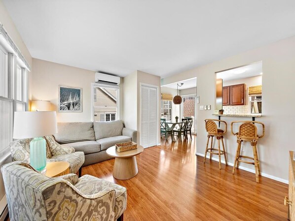 テレビ、DVD プレーヤー