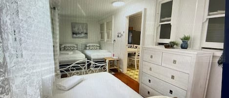 3 slaapkamers, een strijkplank/strijkijzer, wifi, beddengoed