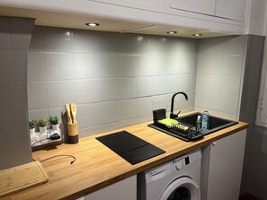 Réfrigérateur, micro-ondes, four, plaque de cuisson