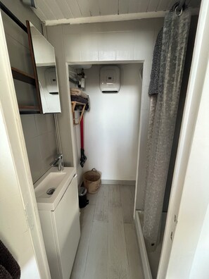 Dusche, Haartrockner, Handtücher, Toilettenpapier