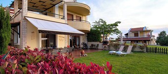 Elani Hill Summer Villa by Luxlikehome
