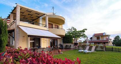 Elani Hill Summer Villa by Luxlikehome