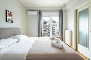 3 chambres, coffres-forts dans les chambres, fer et planche à repasser