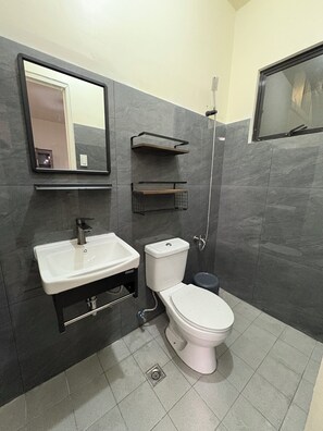 Shower, bidet, towels, shampoo