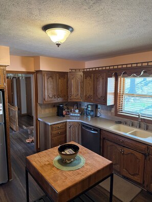 Fridge, coffee/tea maker, toaster, blender