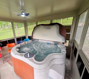 Indoor spa tub - LAKEFRONT HOME - TABLE ROCK LAKE (Omaha)