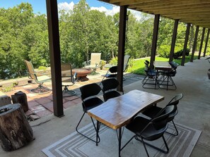 Outdoor dining - LAKEFRONT HOME - TABLE ROCK LAKE (Omaha)