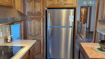 Réfrigérateur, cafetiÚre/bouilloire, grille-pain, blender