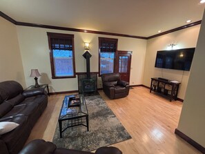 Smart-TV, Kamin, Tischtennisplatte, Bücher