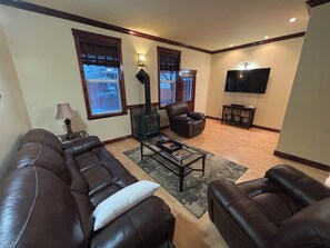 Smart-TV, Kamin, Tischtennisplatte, Bücher