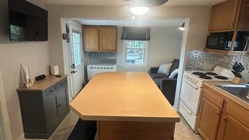 Een koelkast, een magnetron, een oven, een kookplaat