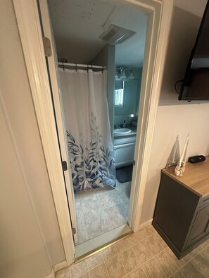 Douche, sèche-cheveux, serviettes fournies, savon