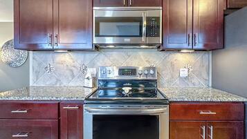 冰箱、微波炉、烤箱、炉灶