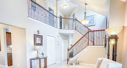 Pine & Peak - Bright, Airy Home w/ Big Views in Peaceful Family Area