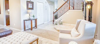 Pine & Peak - Bright, Airy Home w/ Big Views in Peaceful Family Area