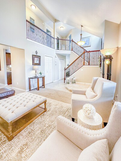 Pine & Peak - Bright, Airy Home w/ Big Views in Peaceful Family Area