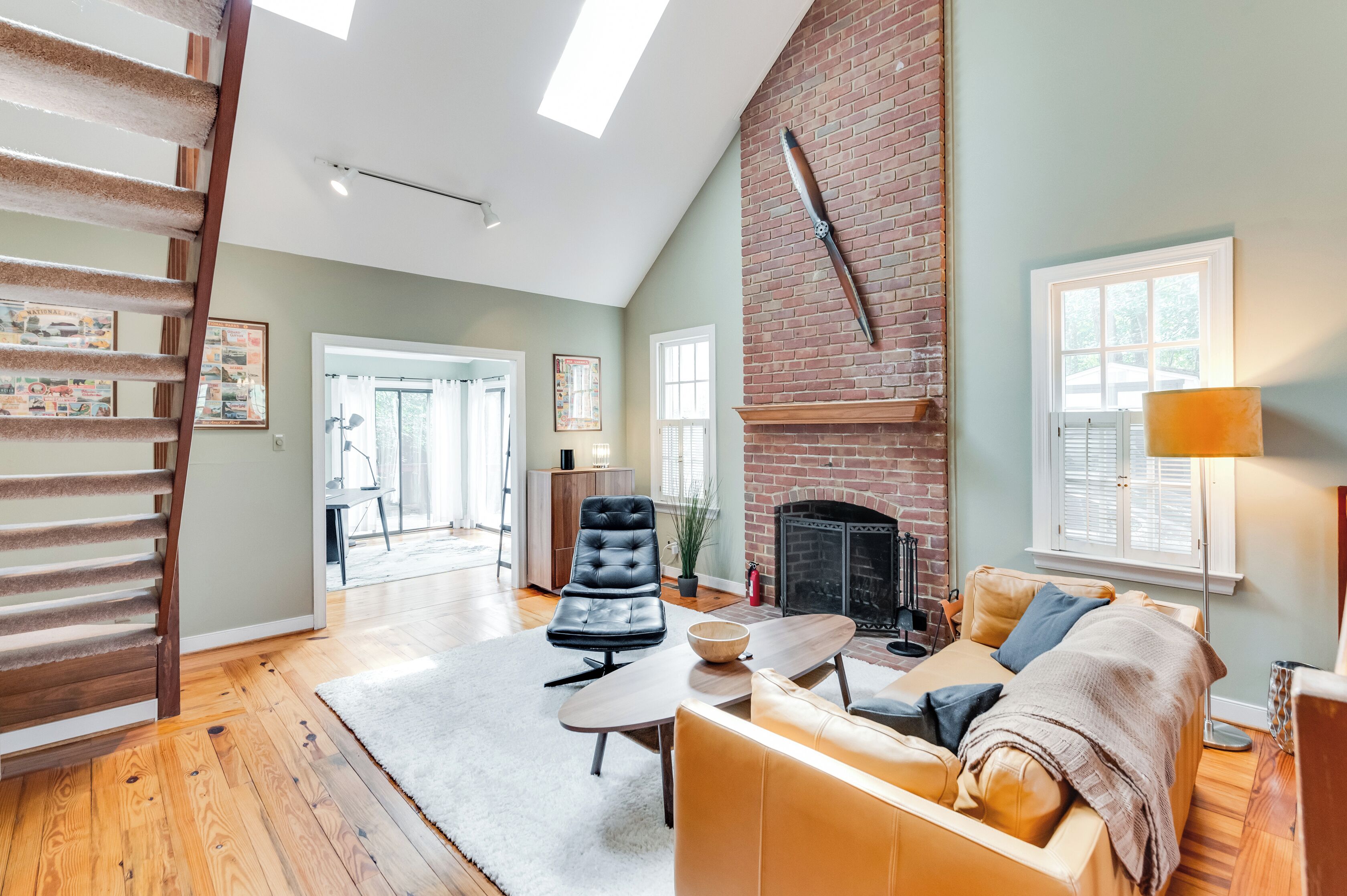 TV connectée, cheminée, chaîne hi-fi, espaces bureaux