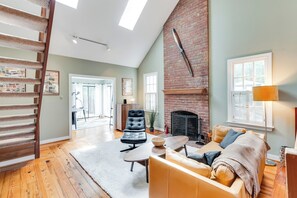 Smart TV, fireplace, stereo, offices