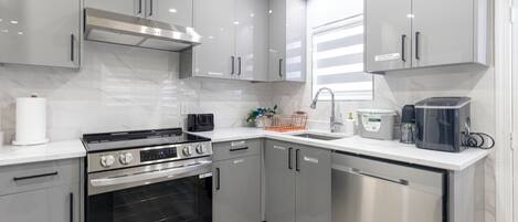 Fridge, microwave, stovetop, dishwasher