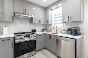 Fridge, microwave, stovetop, dishwasher