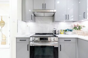 Fridge, microwave, stovetop, dishwasher