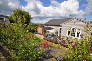 Outdoor dining - Romantic Retreat - Honeysuckle Cottage (Waimauku)