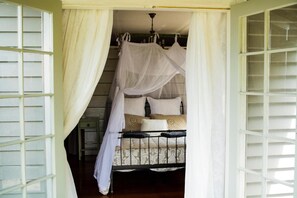 2 bedrooms, iron/ironing board, WiFi, bed sheets - Romantic Retreat - Honeysuckle Cottage (Waimauku)