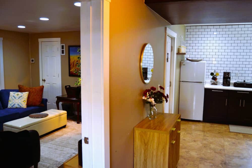 Room-cozy Nest Near UND Campus - Sherack, MN