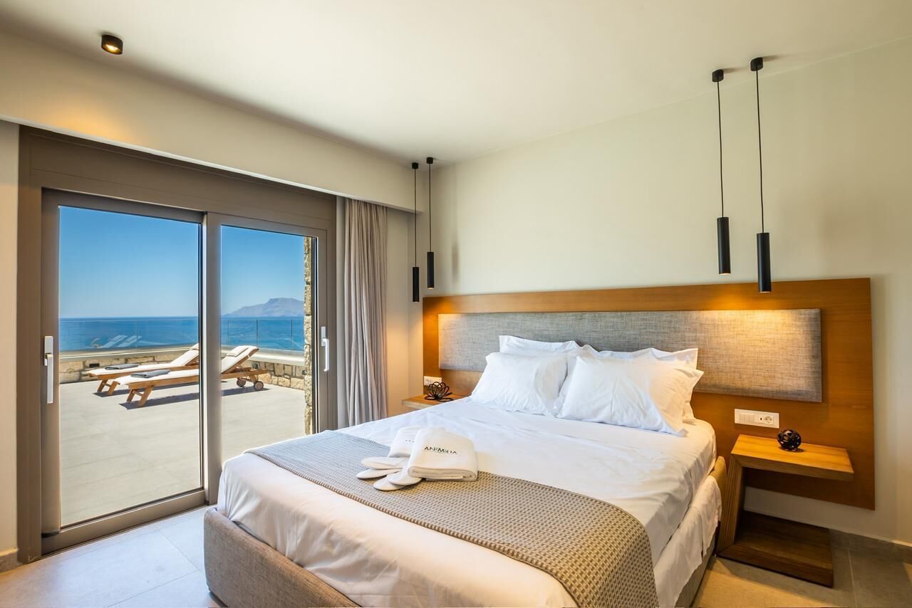 2 bedrooms, desk, laptop workspace, blackout drapes