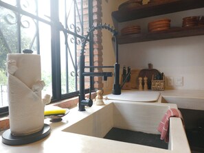 Secadora de cabello, toallas, jabón, papel de baño