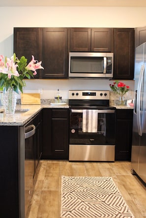 Microwave, oven, stovetop, dishwasher - Mountain Whispers Luray Modern Chic, Lux Beds, Dedicated Workspace Shenandoah NP (Luray)