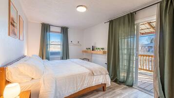 4 sovrum, skrivbord, strykjärn/strykbräda och resesäng