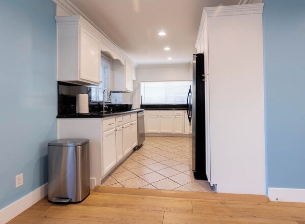 Mikrowelle, Ofen, Herdplatte, Geschirrspüler