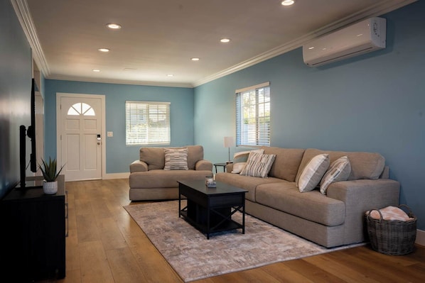 Smart TV - Charming 2-bedroom house in beautiful Los Angeles with AC, WiFi, and Laundry (Los Angeles)