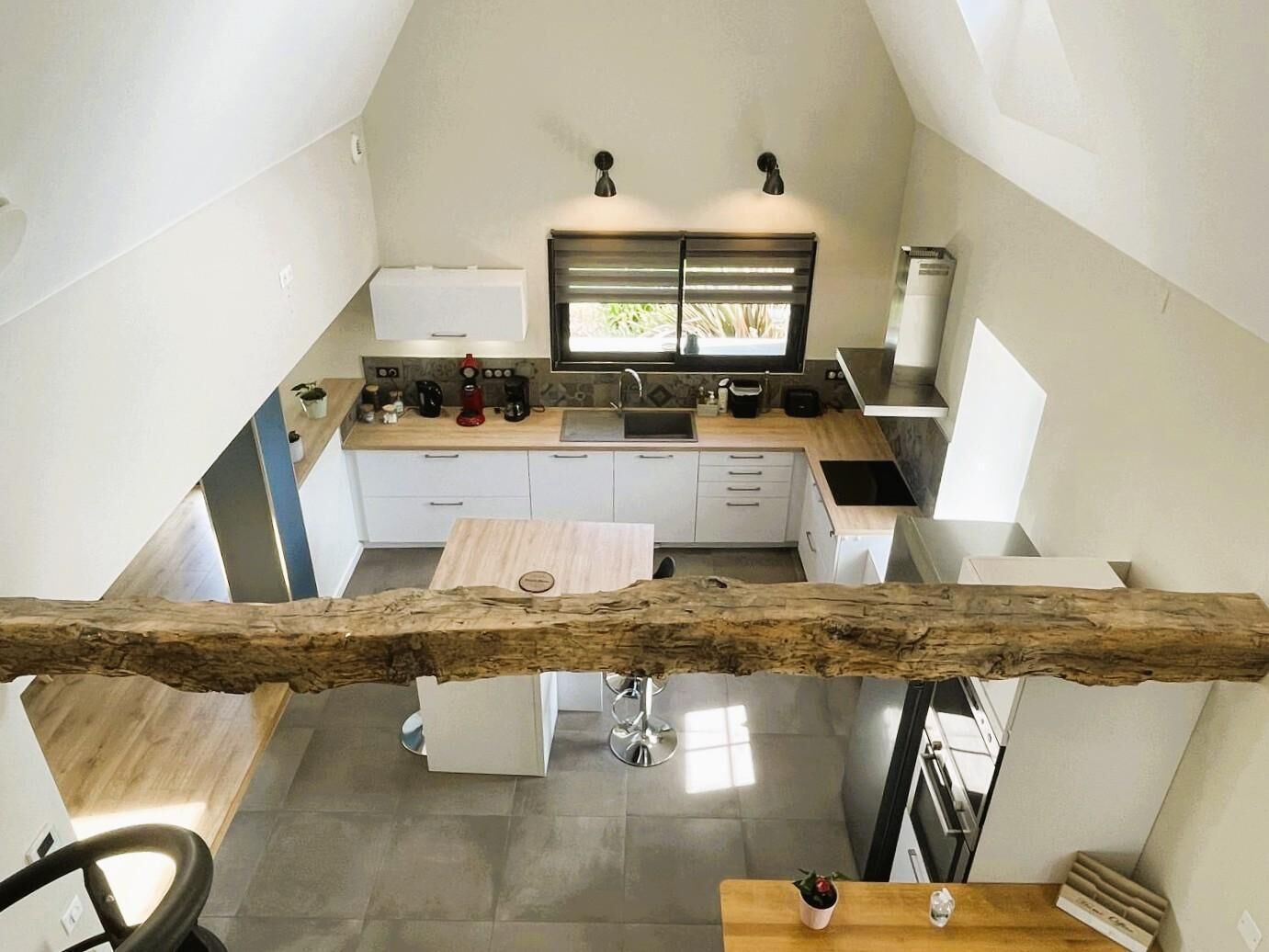 Frigorífico, microondas, placa de cocina y lavavajillas