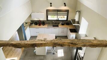 Frigorífico, microondas, placa de cocina y lavavajillas