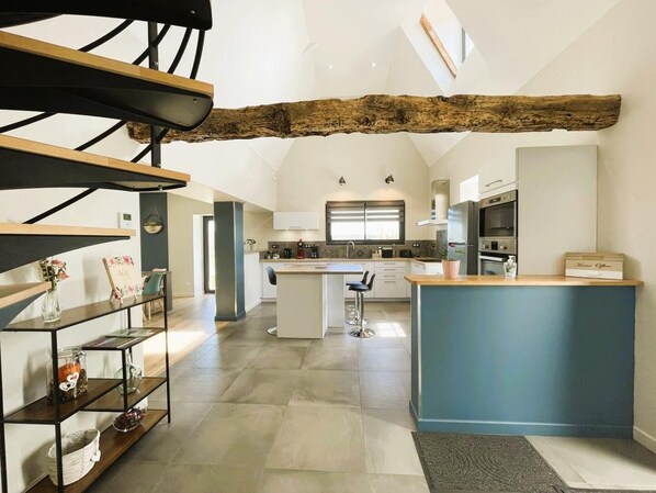 Een koelkast, een microgolfoven, een kookplaat, een vaatwasser