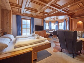 5 bedrooms, iron/ironing board, free WiFi, bed sheets