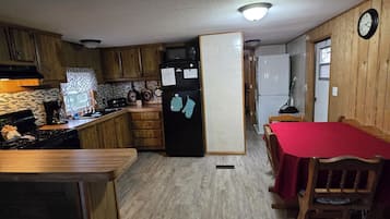 Réfrigérateur, micro-ondes, grille-pain