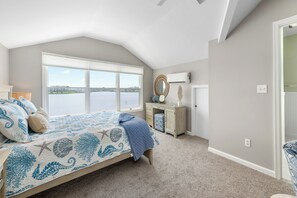 4 slaapkamers, een bureau, een strijkplank/strijkijzer, reisbedje