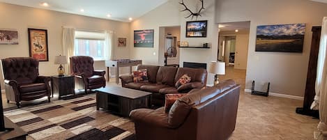 Smart TV, chimenea, videojuegos y futbolito