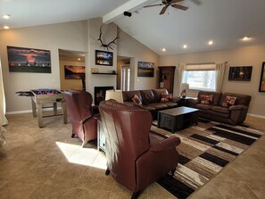 Smart TV, fireplace, video games, table football - 4-bedroom cabin on the river in brilliant Meeteetse, Wyoming. (Meeteetse)