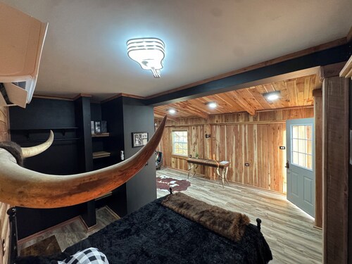 Charming, The Johnny Cash Themed Studio on our 40 Acre Farm Lebanon, Tennessee