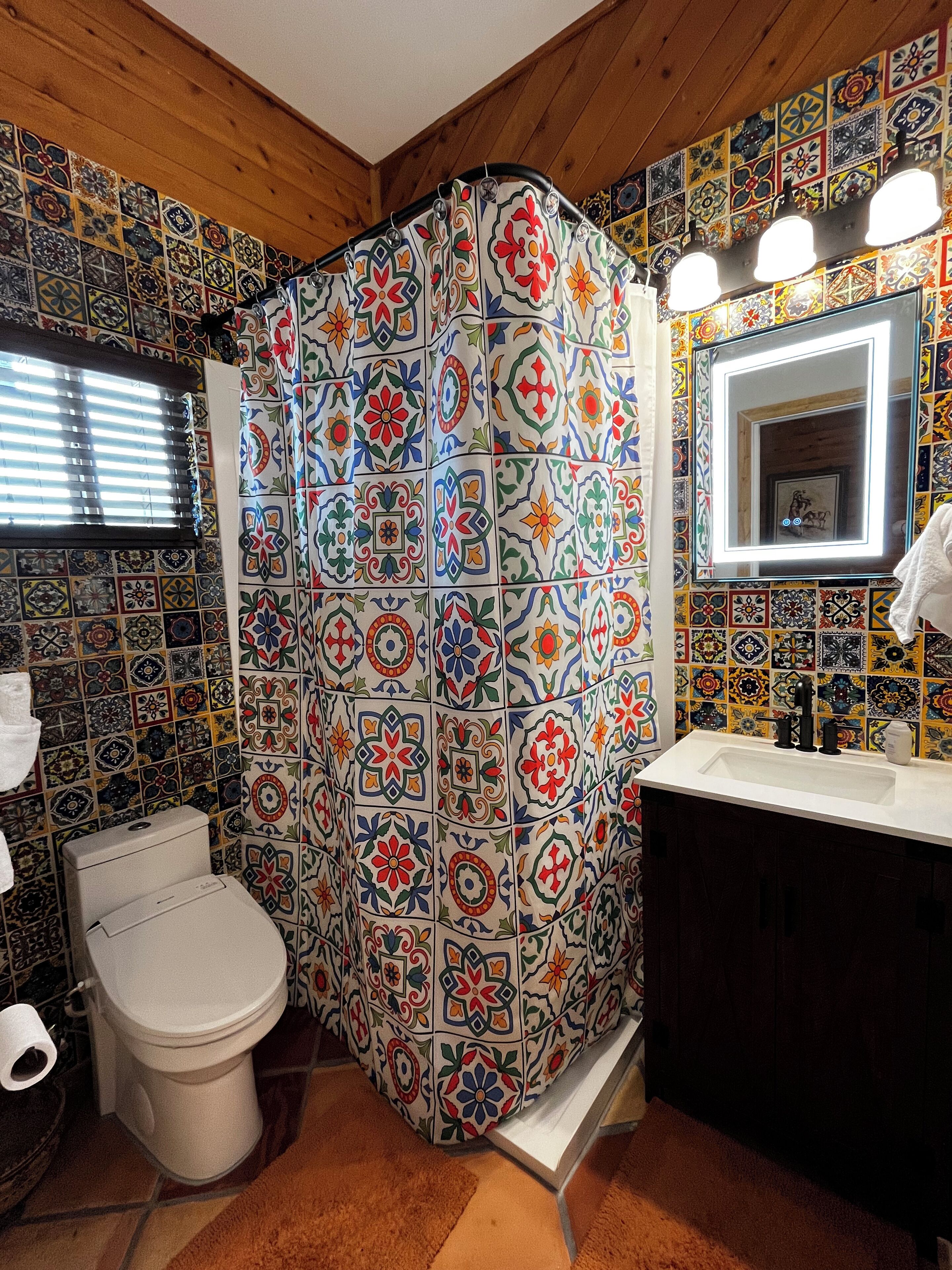 Douche, sèche-cheveux, bidet, serviettes fournies