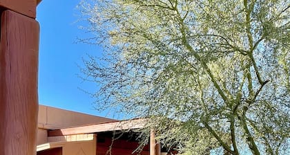Charming Bunkhouse Studio on a quiet western Ranch in a Cave Creek neighborhood.