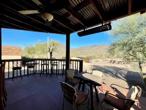 Outdoor dining - Charming Bunkhouse Studio on a quiet western Ranch in a Cave Creek neighborhood. (Cave Creek)