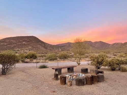 Charming Bunkhouse Studio on a quiet western Ranch in a Cave Creek neighborhood.