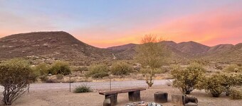 Charming Bunkhouse Studio on a quiet western Ranch in a Cave Creek neighborhood.