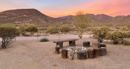 Charming Bunkhouse Studio on a quiet western Ranch in a Cave Creek neighborhood.