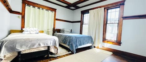 4 bedrooms, iron/ironing board, WiFi, bed sheets